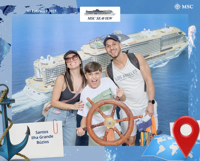 Danilo Uchôa em uma foto de viagem, sorrindo em frente a um navio